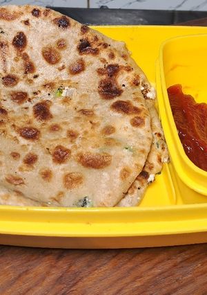 A picture of Lunch box paneer paratha.