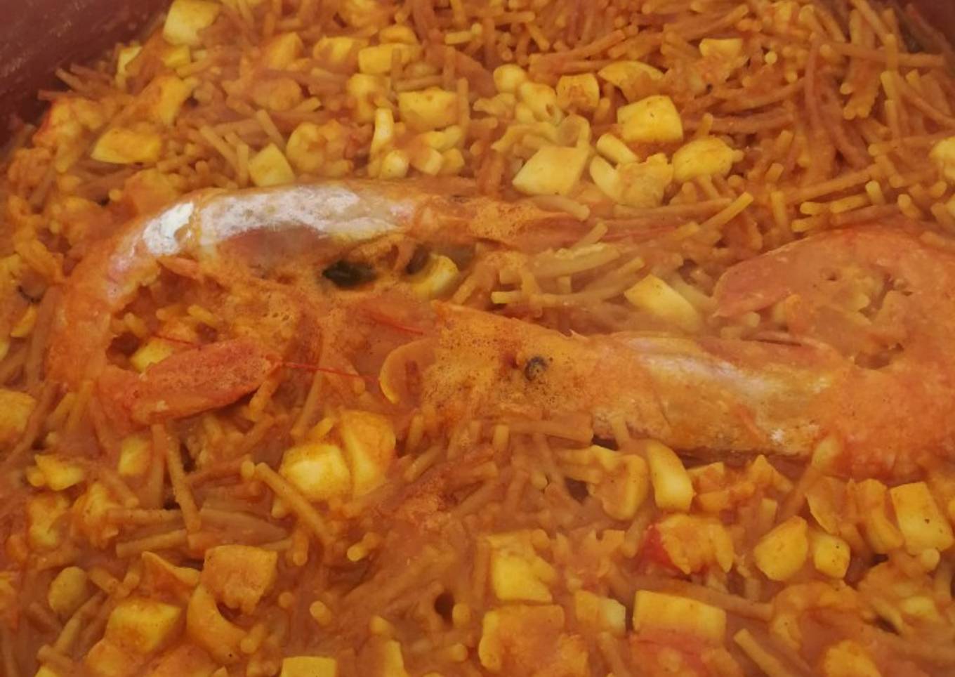 Fideuá o fideos tostados con gambón y sepia