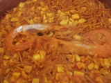 Fideuá o fideos tostados con gambón y sepia