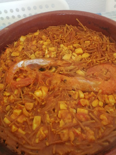 Una foto de Fideuá o fideos tostados con gambón y sepia