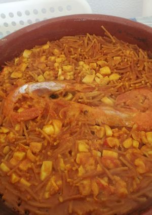Una foto de Fideuá o fideos tostados con gambón y sepia