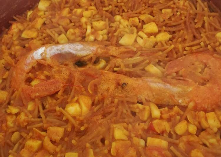 Fideuá o fideos tostados con gambón y sepia