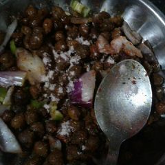 A picture of Kale chane ki chat.