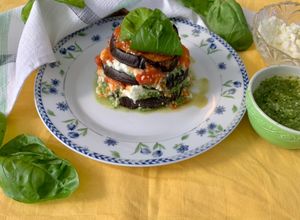 Foto di Parmigiana estiva con pesto di basilico mozzarella di bufala e pomodori cotti al forno