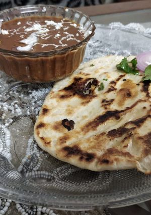 A picture of Naan with Dal makhni.