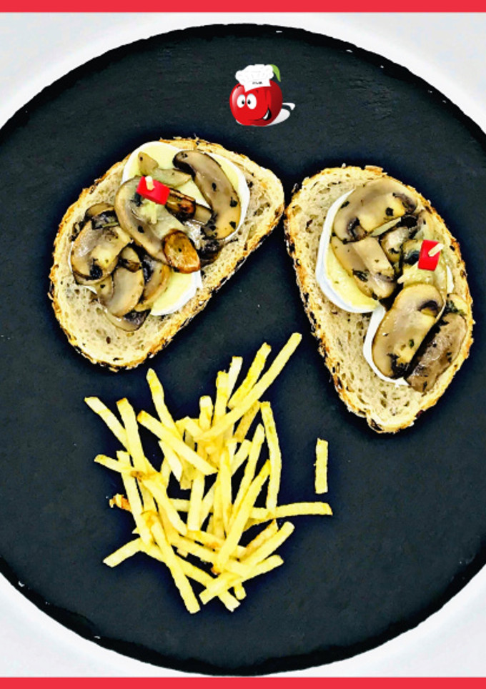 Una foto de Montadito de queso brie y champiñones
