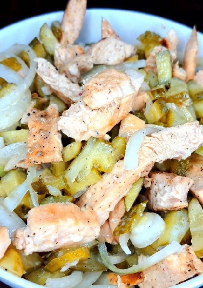 Салат з соковитою куркою та маринованими огірками