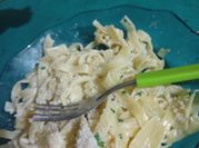 Una foto de fideos al pesto con perejil