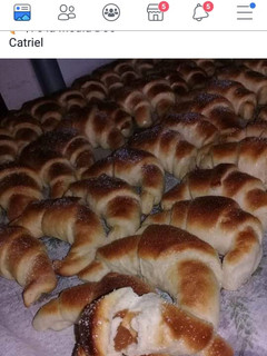 Una foto de Medialunas Caseras Rellenas con Dulce de Leche 😋👌