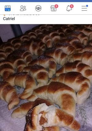 Una foto de Medialunas Caseras Rellenas con Dulce de Leche 😋👌