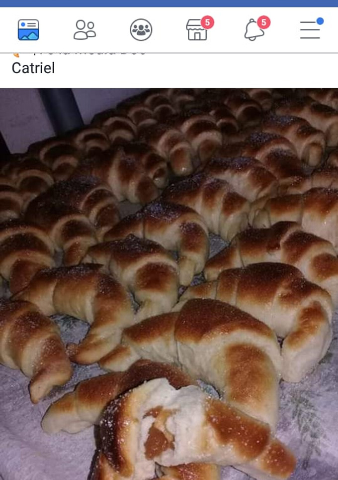 Una foto de Medialunas Caseras Rellenas con Dulce de Leche 😋👌