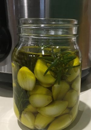 Una foto de Ajo en Conserva de Romero y Oliva
