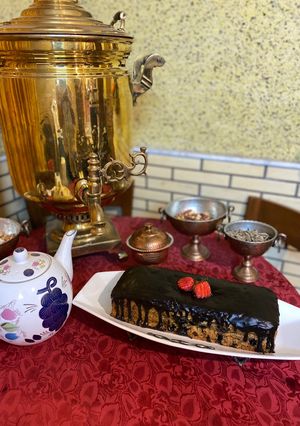 عکسی از دستور کیک وانیلی با روکش و تکه های شکلات