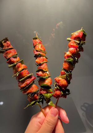 Hình của món Thịt nướng lá móc mật.