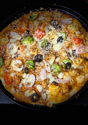 A picture of Capricciosa Ortolana Pizza.