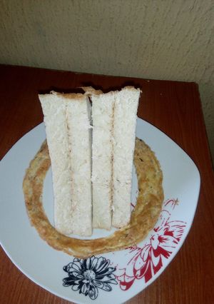 A picture of Sandwich and fried eggs.