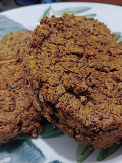 Una foto de Hamburguesa de poroto aduki y zanahoria 🥕🫘 vegan y sin tacc