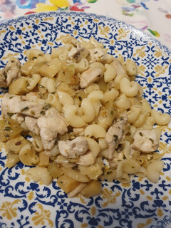 Una foto de Macarrones con calabacín y pechuga de pollo