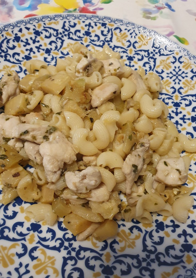 Una foto de Macarrones con calabacín y pechuga de pollo