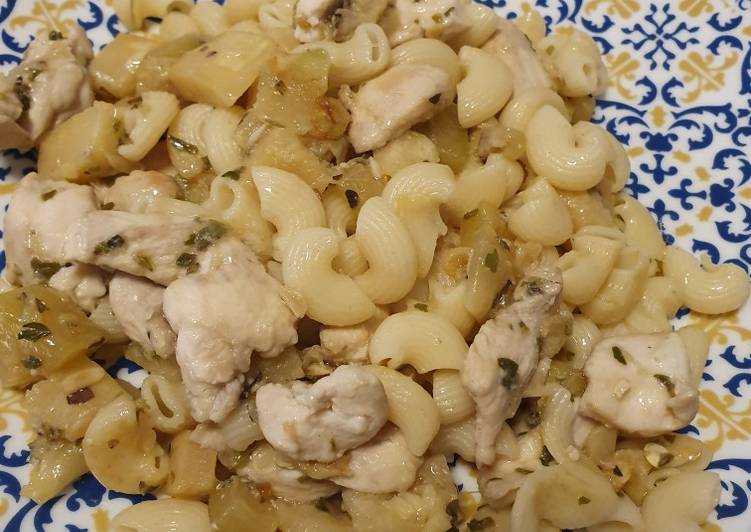 Macarrones con calabacín y pechuga de pollo