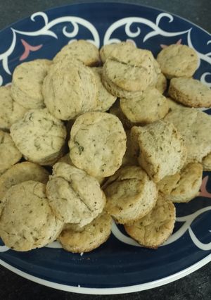 Una foto de Bizcochos salados de orégano y "queso" veganos