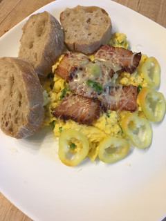 Krémes tojásrántotta (sült császárszalonnával) recept fotója