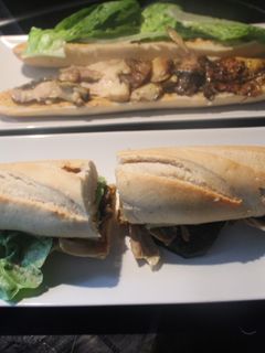 Una foto de Bocadillo de sobras de pollo asado, con lechuga