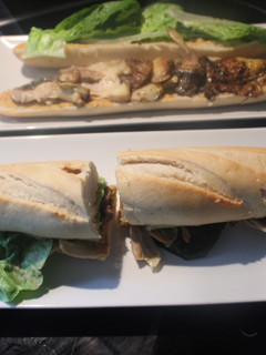 Una foto de Bocadillo de sobras de pollo asado, con lechuga