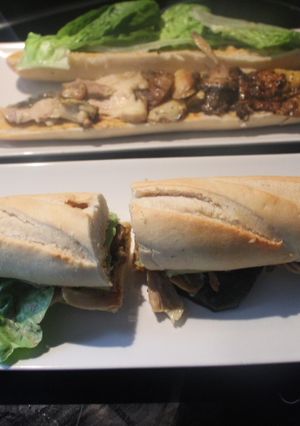 Una foto de Bocadillo de sobras de pollo asado, con lechuga