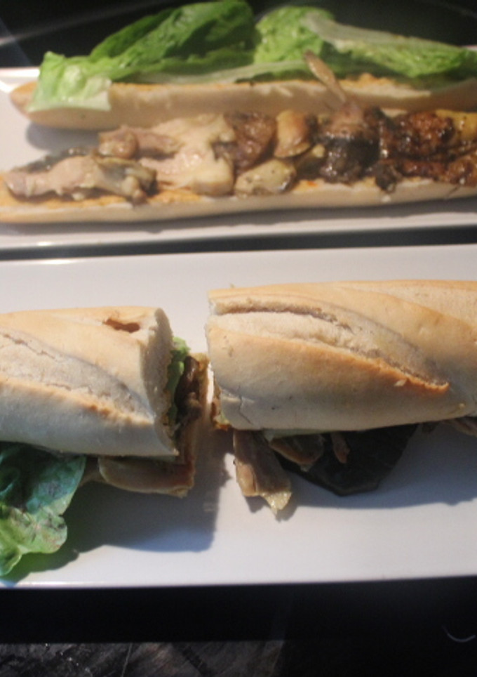 Una foto de Bocadillo de sobras de pollo asado, con lechuga