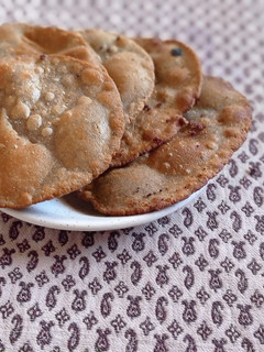 બાજરા ની પૂરી (Bajra Puri Recipe In Gujarati) રેસીપી મુખ્ય ફોટો