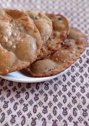 બાજરા ની પૂરી (Bajra Puri Recipe In Gujarati) રેસીપી મુખ્ય ફોટો