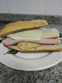 Una foto de Bocata de tortilla de patata con toque picante
