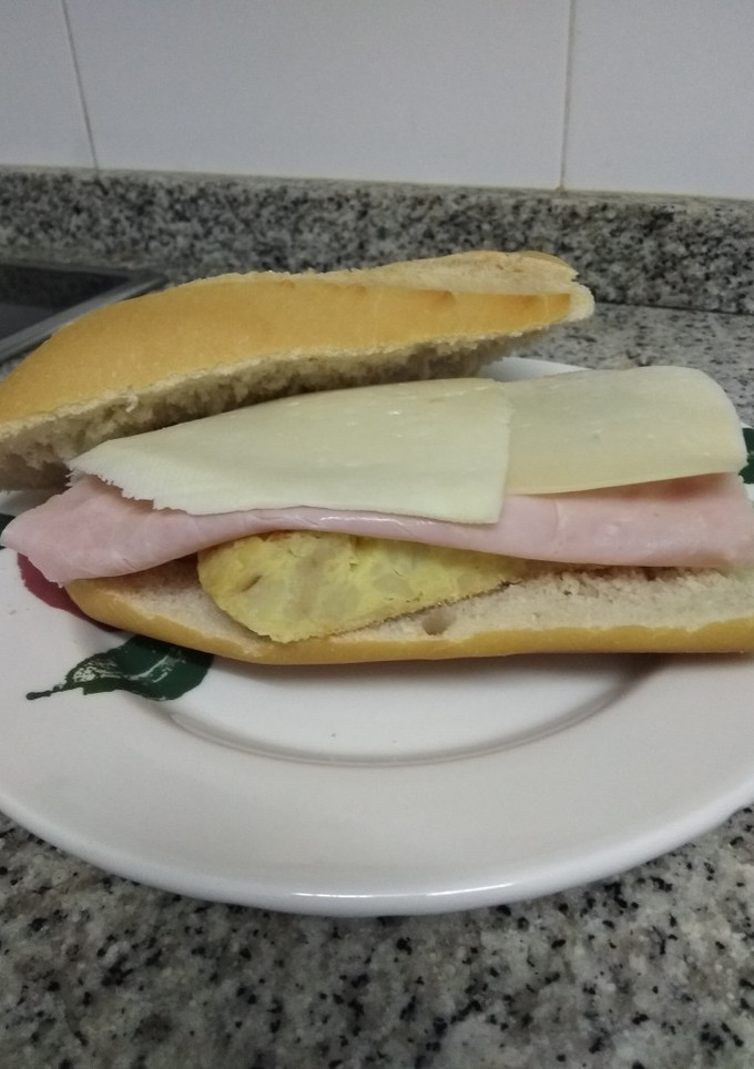 Una foto de Bocata de tortilla de patata con toque picante