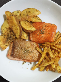 Foto resep Pan Seared Salmon with Potato Wedges & Cajun French Fries