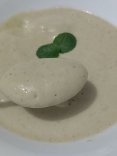Una foto de Dip🥯de berenjena🌿tatemada🍆🧄🥛