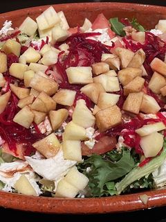 Una foto de Ensalada de manzana y mozzarella