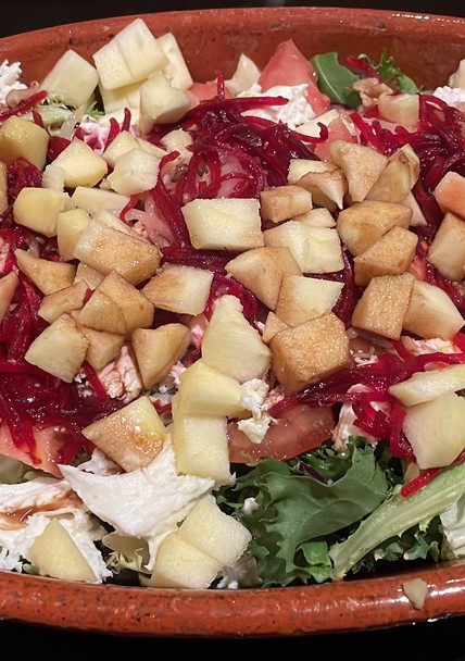 Una foto de Ensalada de manzana y mozzarella