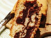 Une photo de gâteau marbré cacao