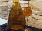 Una foto di liquore alle nespole