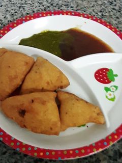 સમોસા (Samosa Recipe In Gujarati) રેસીપી મુખ્ય ફોટો