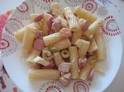 Una foto di pasta tonno e olive