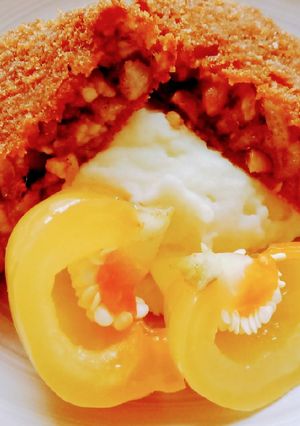 Fűszeres rántott sertés köröm burgonya pürével, házi savanyúval recept fotója
