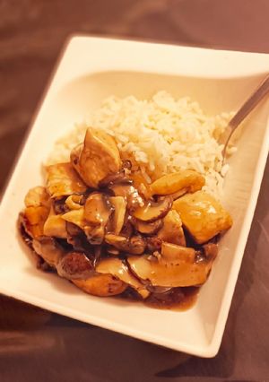 Une photo de Riz au poulet/gingembre avec ses champignons