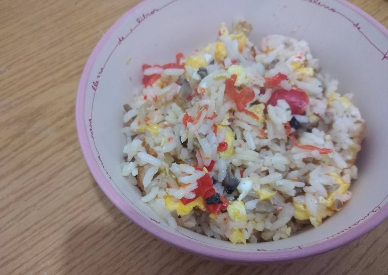 Arroz con champiñones, pimiento y huevo