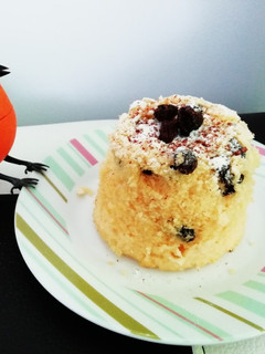 Una foto de Mug Cake de vainilla y uvas pasas 🍇