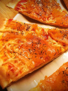Una foto de Pizza de Salmón ahumado con Perlas de Bogavante