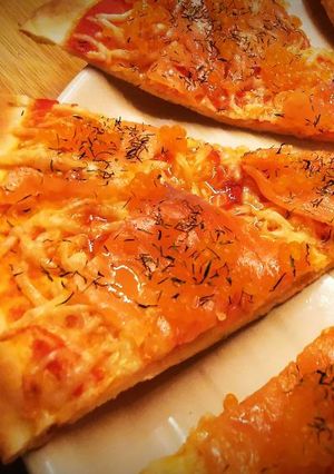 Una foto de Pizza de Salmón ahumado con Perlas de Bogavante