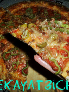 صورة لوصفة بيتزا محشية الاطراف 🍕😋