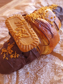 Una foto de Croissant de crema de galletas Lotus y chocolate